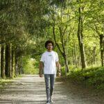 115 Kilo, und trotzdem zufrieden: warum ich nicht mehr auf die Waage warte, um mich gut zu fühlen 115 Kilo - Einleitung - Spaziergang zwischen Baeumen