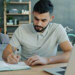 7 Monate arbeitslos: was mir das über meinen eigenen Kopf beigebracht hat 7 Monate arbeitslos - Einleitung - Notizbuch am Schreibtisch