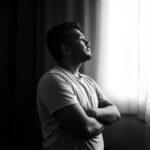 Nicht gut genug, nicht liebenswert: wie zwei Erlebnisse aus meiner Kindheit mein ganzes Leben bestimmt haben Nicht gut genug - Einleitung - Mann schaut nachdenklich aus dem Fenster