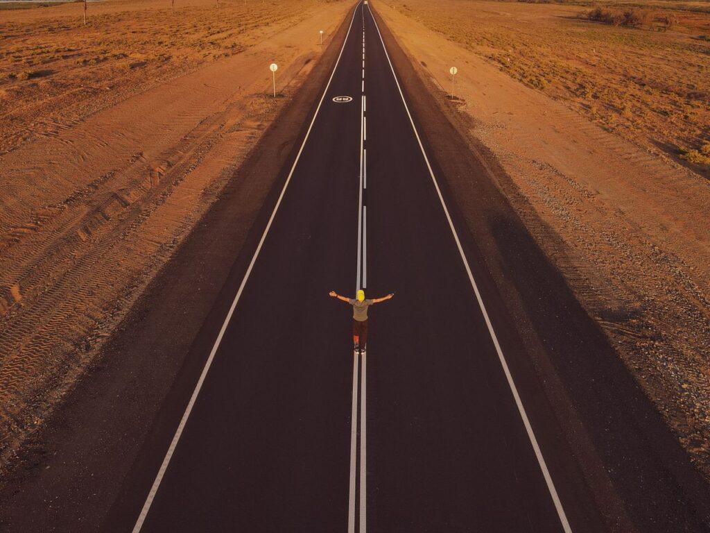 Eine leere Straße führt zum Horizont und steht für eine noch offene, aber mögliche neue Richtung