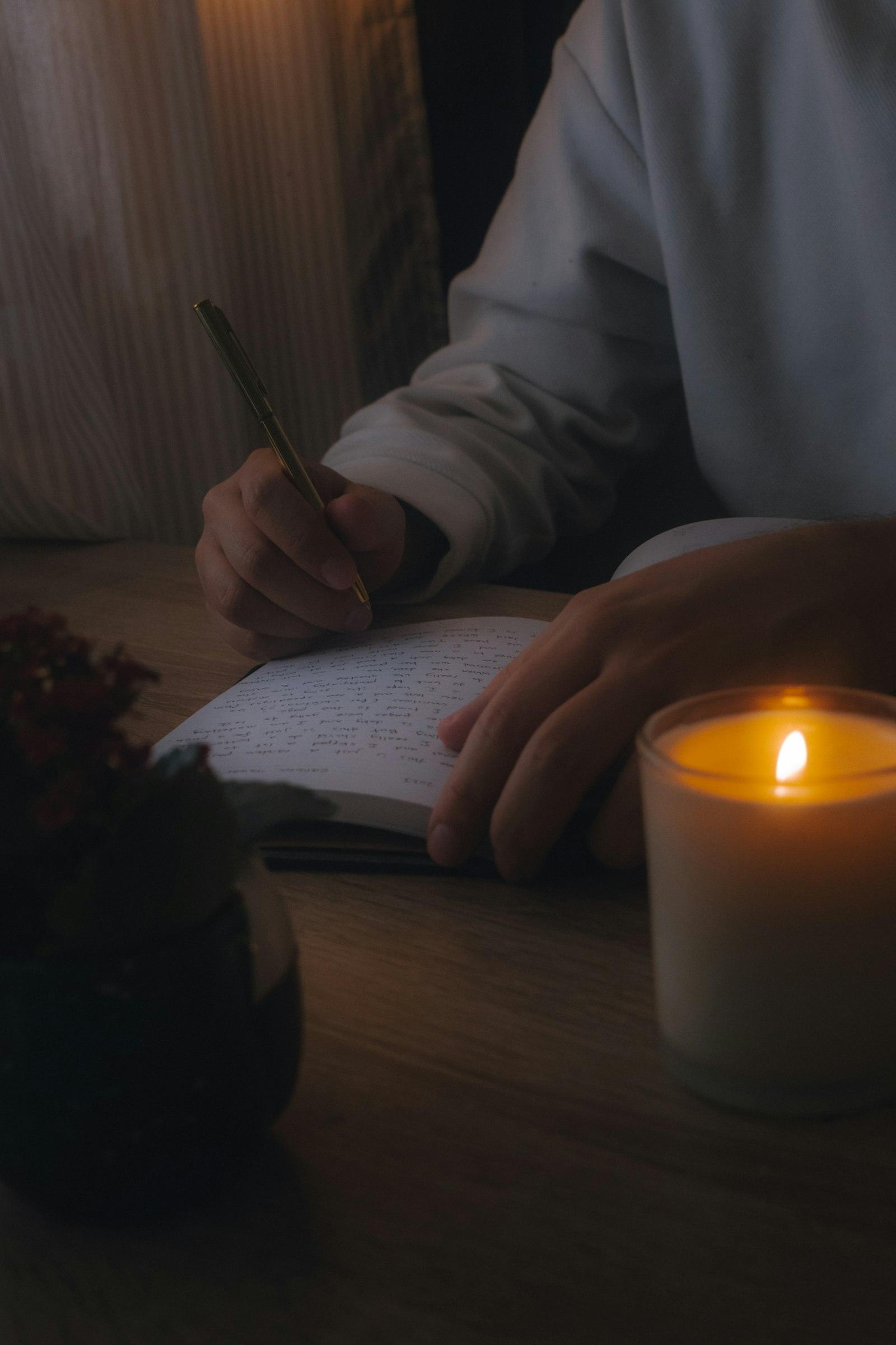 Ein Notizbuch am Abend hilft dabei, gute Momente bewusst festzuhalten