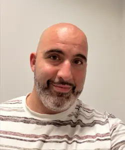 Özden, Gründer von HalfTimeUp, bei einem Spaziergang im warmen Abendlicht